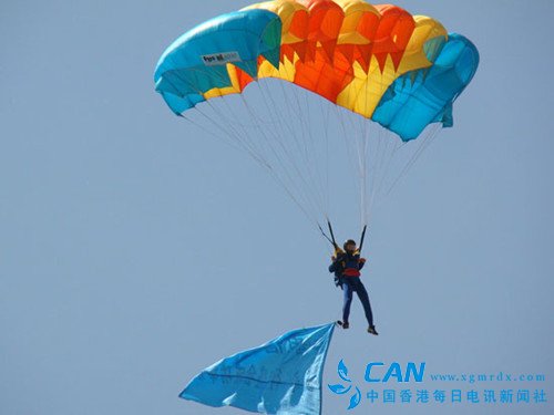宣传旅游：巴东县委书记陈行甲玩起高空跳伞