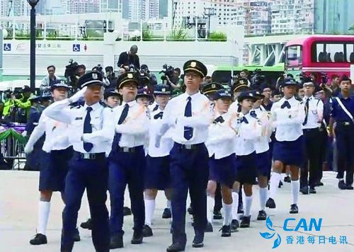 香港举行五四升旗礼，一些青少年制服团体改用中式步操受关注