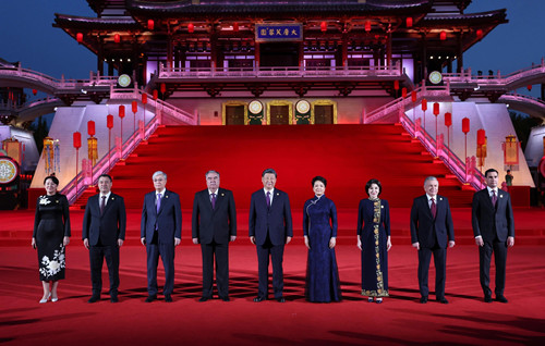 习近平和彭丽媛为中亚