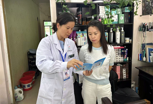 筑牢社区健康网底：卫生协管日常巡查在行动