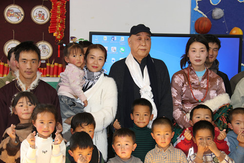 青海共和：爱心捐赠冬季物资 情暖青海湖畔幼儿园