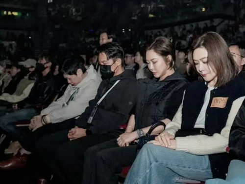 杨千嬅香港演唱会开始前全场默哀一分钟