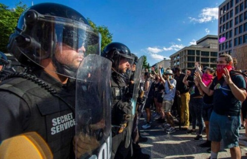 美军伞兵待命部署明州