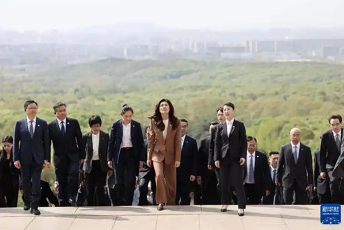 全球瞩目：郑丽文率团