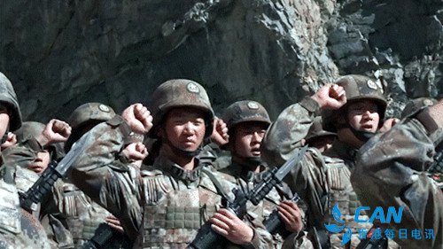 今天，新疆军区某团官兵缅怀牺牲的战友