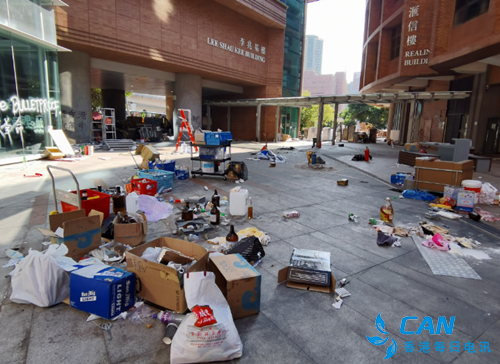 香港警员首次进入一片狼藉的理大