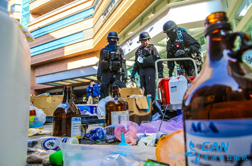 香港警员首次进入一片狼藉的理大