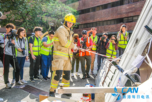 香港警员首次进入一片狼藉的理大