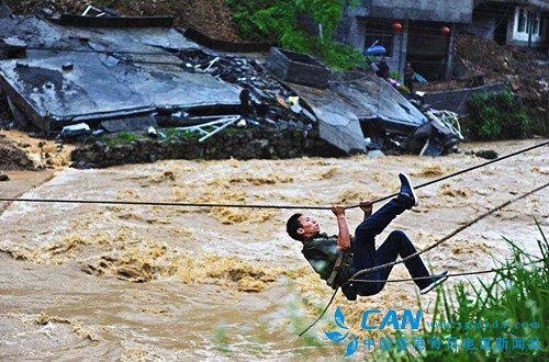 重庆民警飞索横渡过江救援人民群众