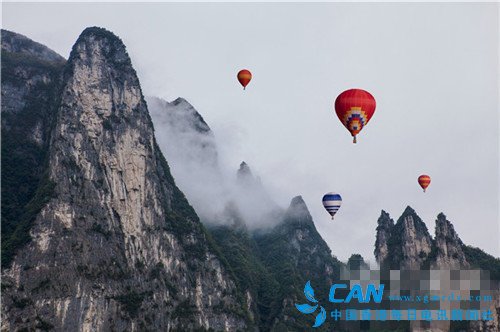 金秋十月：恩施大峡谷举办热气球旅游节