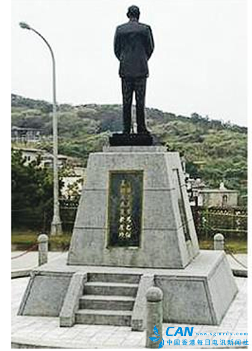 马祖蒋介石铜像被台风“鲇鱼”吹倒