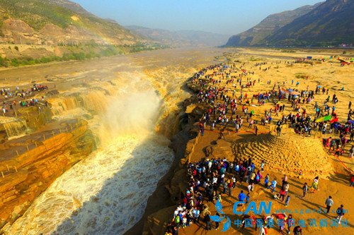 国庆长假：万人围观气势磅礴的黄河壶口瀑布