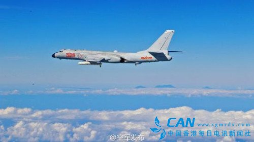 解放军军机与台湾高山合影 台“国防部”回应