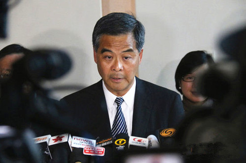 香港特区行政长官梁振英关注地铁纵火事件