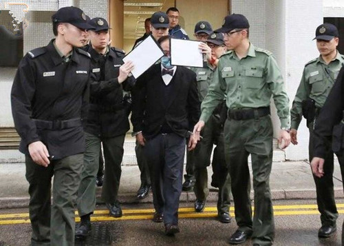 香港前特首曾荫权身穿囚衣转至监狱服刑