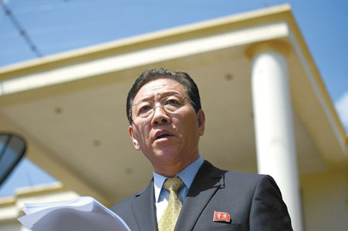 朝鲜驻马来西亚大使姜哲乘车离开大使馆