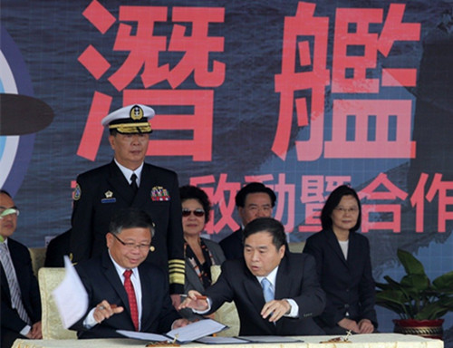 台湾：蔡英文主持潜艇自造签约 怪风将合同吹走
