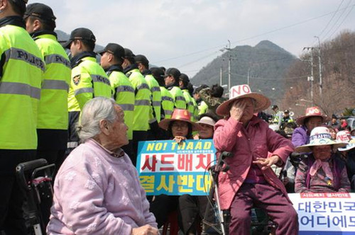 点赞！韩国一群老奶奶站上反萨德前线 赶走勘探卡车