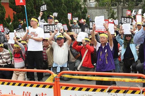台湾警消联盟举行抗议台当局机关  吶喊“蔡英文下台”