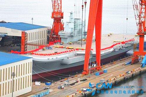 首艘国产航母甲板上插满红旗