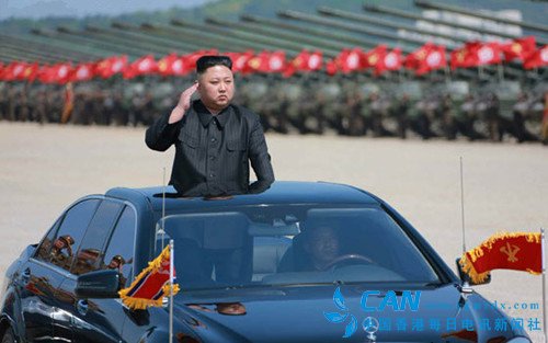 朝鲜最高领导人金正恩观看朝军陆海空联合打击演习