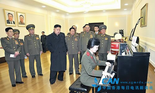 朝鲜杂志：金正恩办公室弹钢琴 工作人员热血沸腾