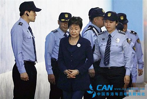 韩国前总统朴槿惠23日上午在首尔中央地方法院首次出庭