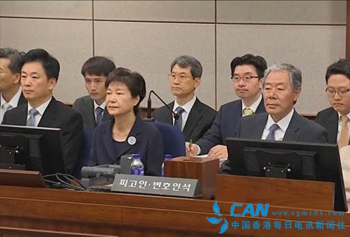 听闻李在镕被判5年，朴槿惠露出笑容