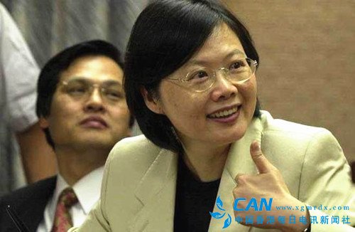 一位大陆大妈在台办证写大陆遭义工嘲讽