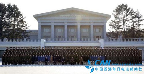 金正恩同访华艺术团合影 称赞演出升级朝中友谊
