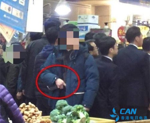 韩国总统与民众互动，随行警卫却从怀中掏出了冲锋枪……