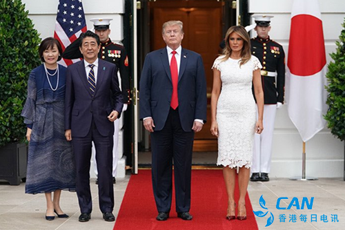 安倍在白宫合影被特朗普抢走大半C位