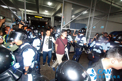 香港警方捣毁暴力分子武器库