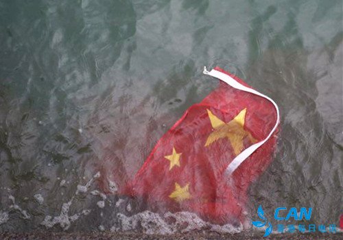 令人发指！乱港分子公然将五星红旗抛入海中！
