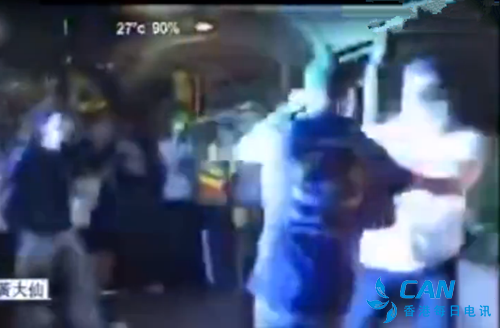 香港暴徒数十人追打围殴休班警员