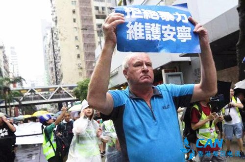 香港街头 大汉奸黎智英反被英国老人当面示威