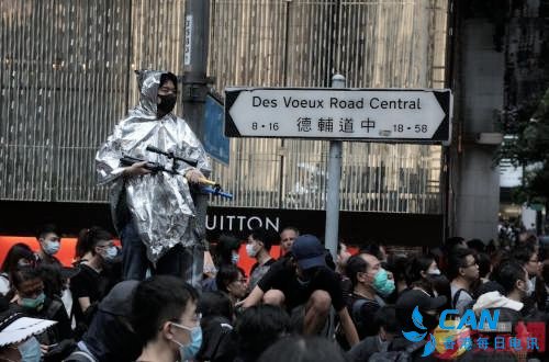 香港暴徒街头分发各类危险武器