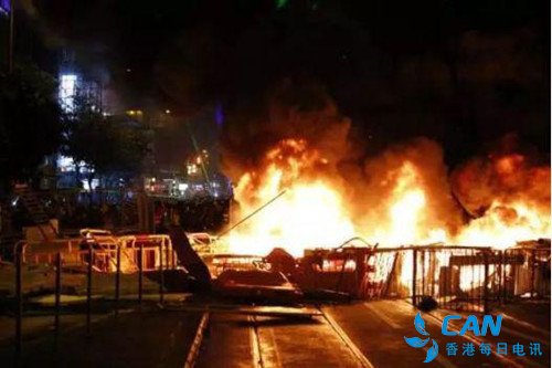三十一日  香港街头又现纵火袭警