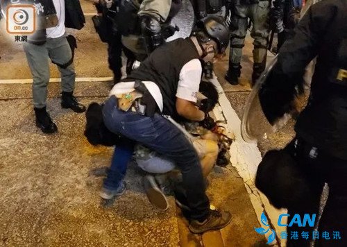 七日晚暴徒挑衅港警  速龙出击制服多人