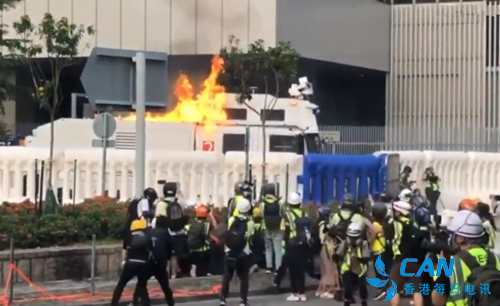 香港：暴徒袭击警察、殴打市民、纵火阻街