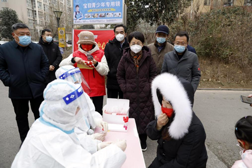 三门峡市领导带队慰问三门峡市中心医院核酸采样医护人员