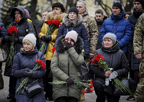 俄乌民众追悼逝者