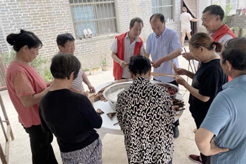 上断村：村民包粽子，幸福过端午