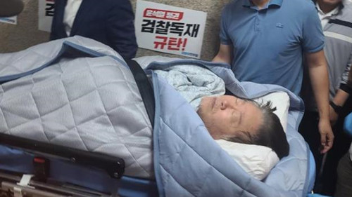 绝食19天后，李在明被紧急送医救治