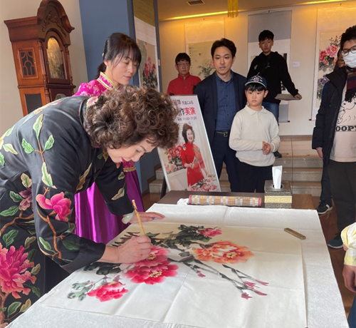 “牡丹仙子”谢丽萍在日本山梨学院举办牡丹画世界展