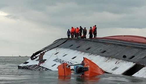 秦皇岛一非法改装“黑游船”侧翻12人遇难