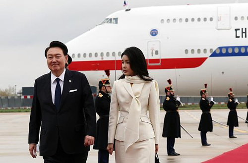 韩国：尹锡悦和总统府高级幕僚在拘留所会见