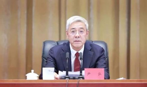 尹弘：保持高压态势，推进反腐败斗争