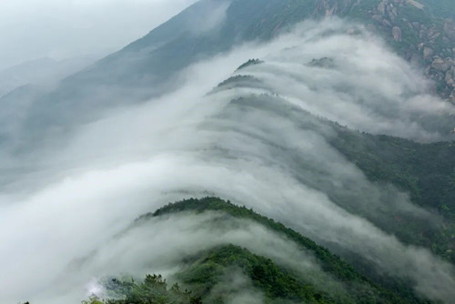 四月灵山，藏不住的春