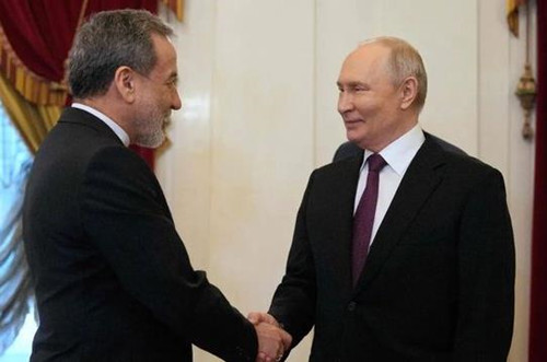 普京：钦佩他们抵抗美国